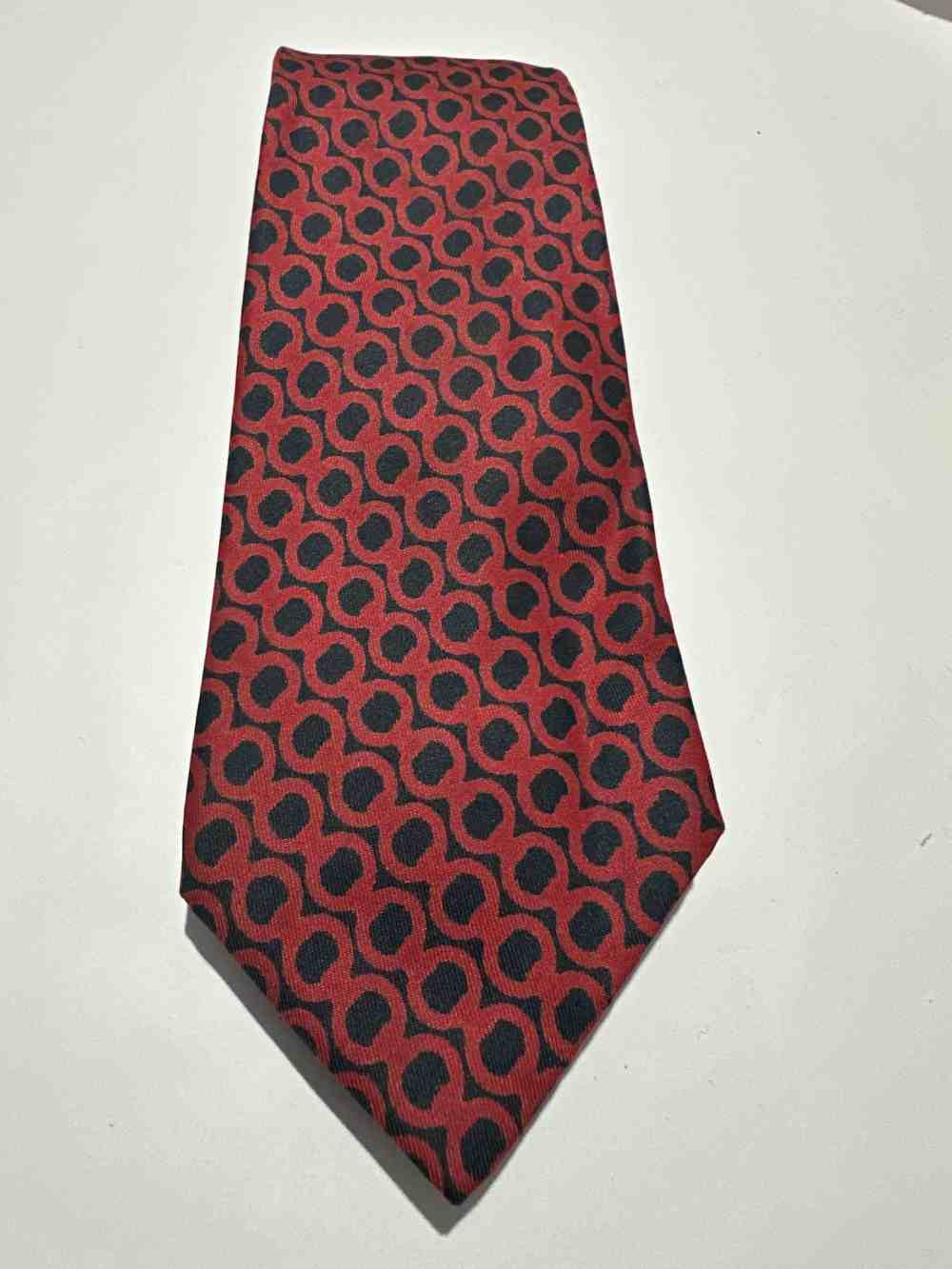 Cravatta rossa e nera