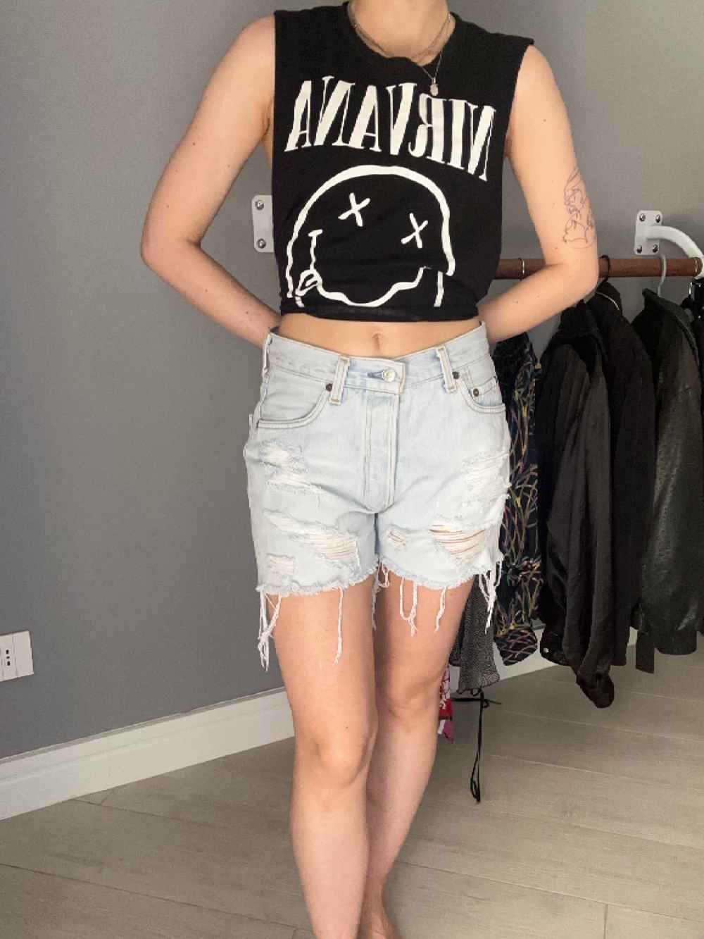 Shorts Levi’s chiaro con strappi