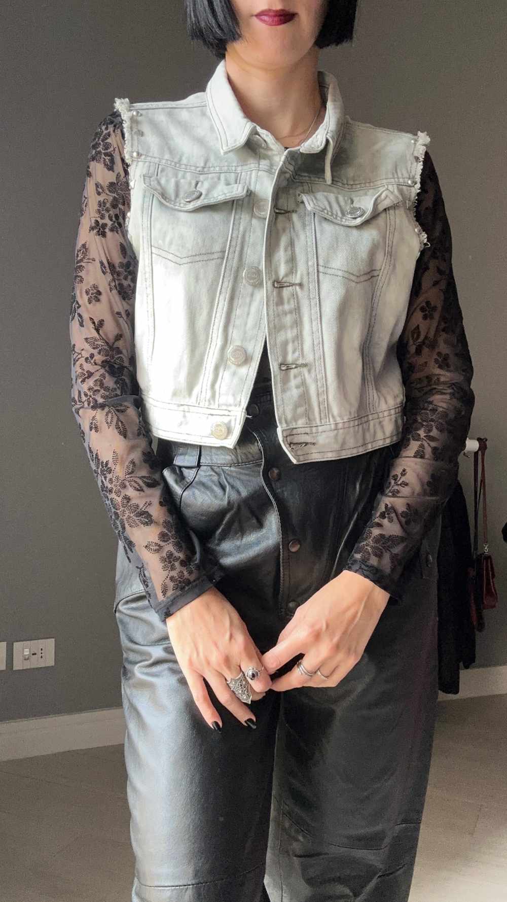 Smanicato in denim con borchie