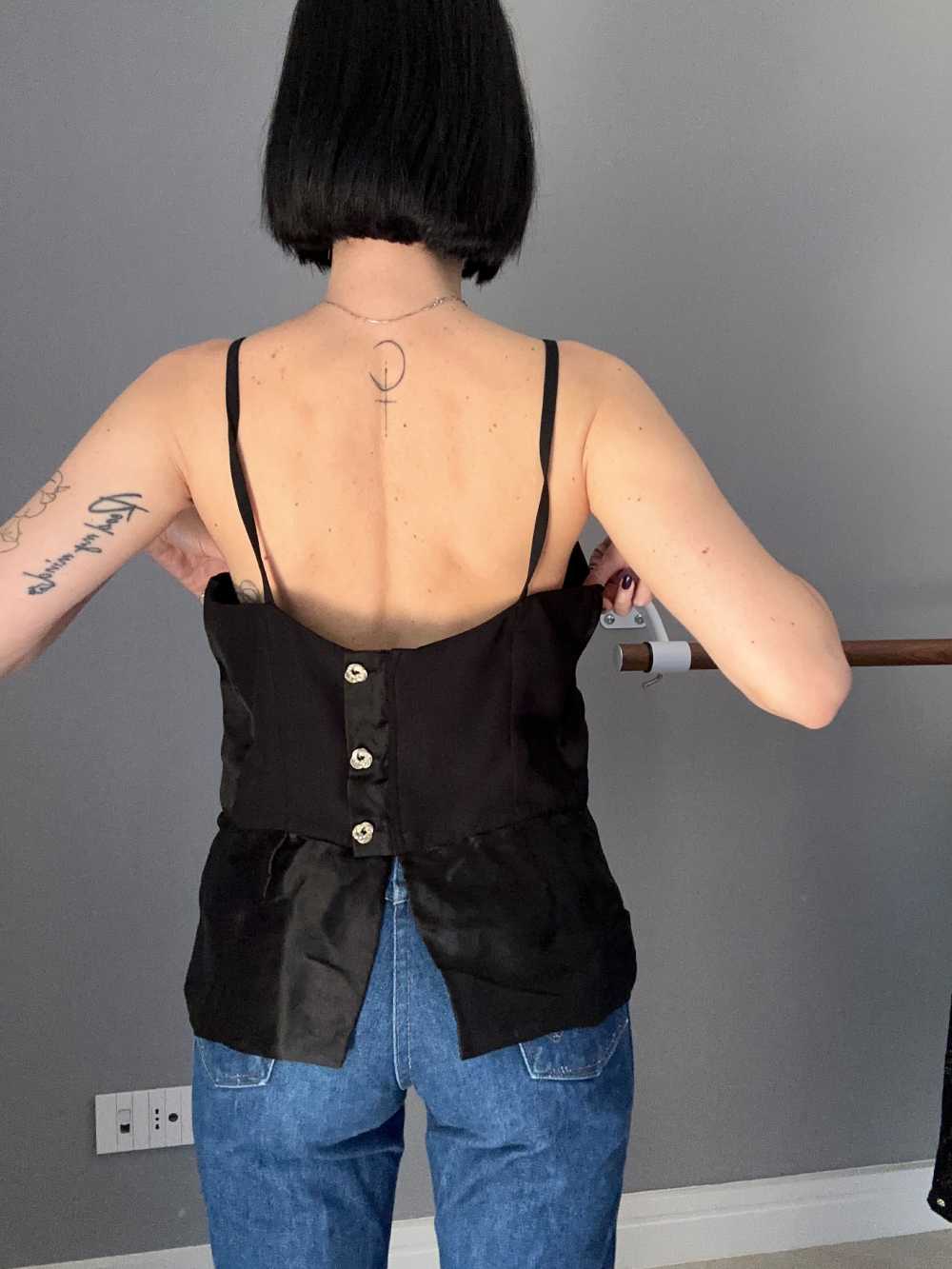 Top nero con bottoni