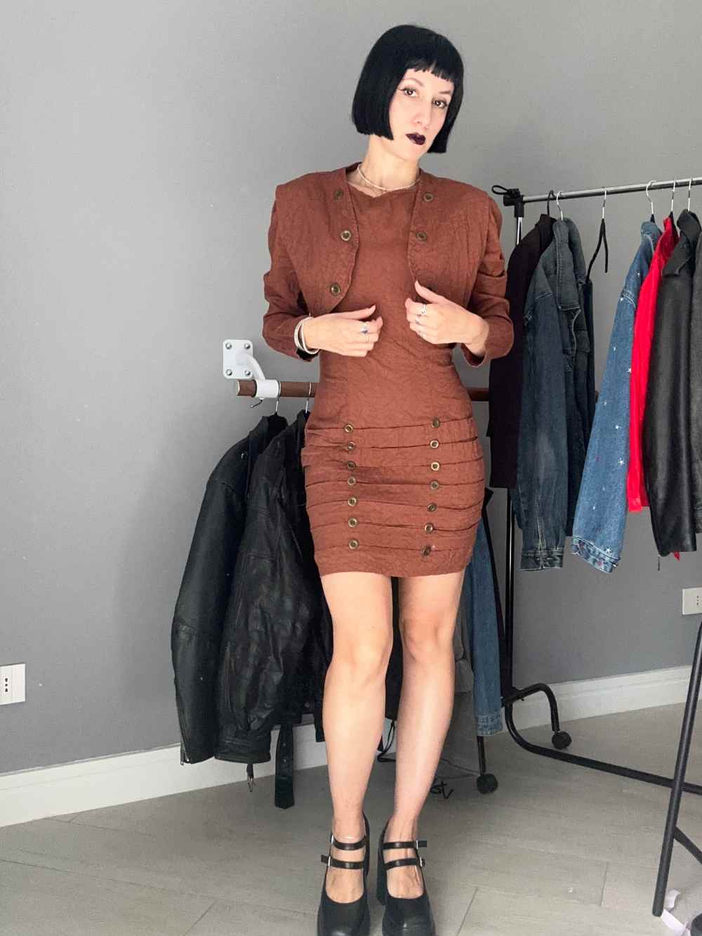 Abito marrone con gilet