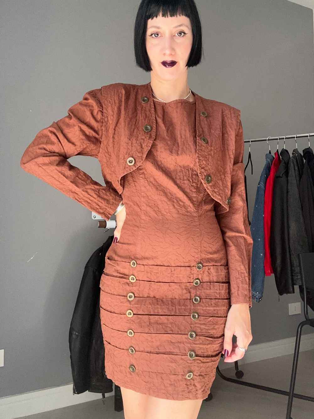 Abito marrone con gilet