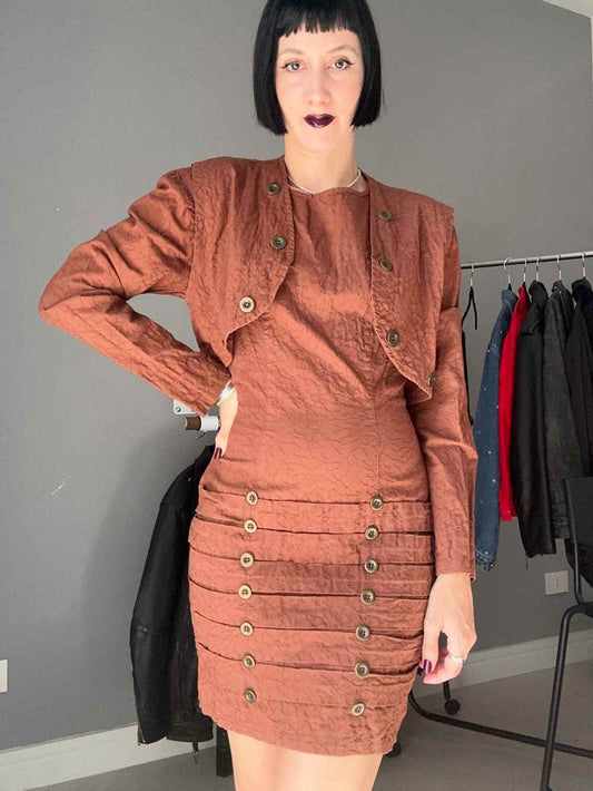 Abito marrone con gilet