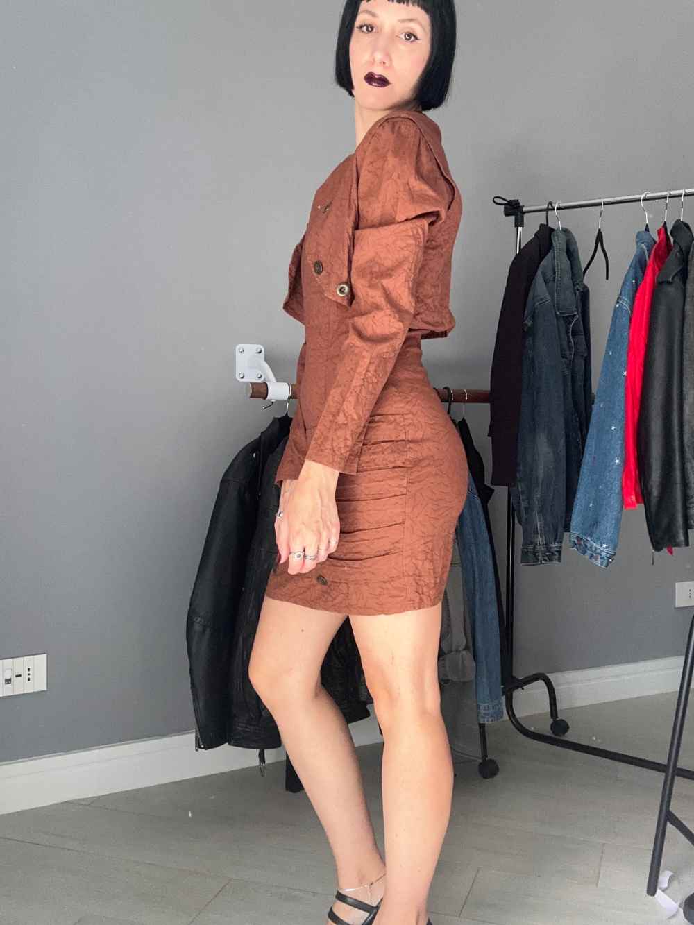 Abito marrone con gilet