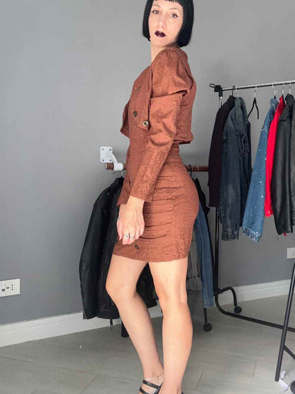 Abito marrone con gilet