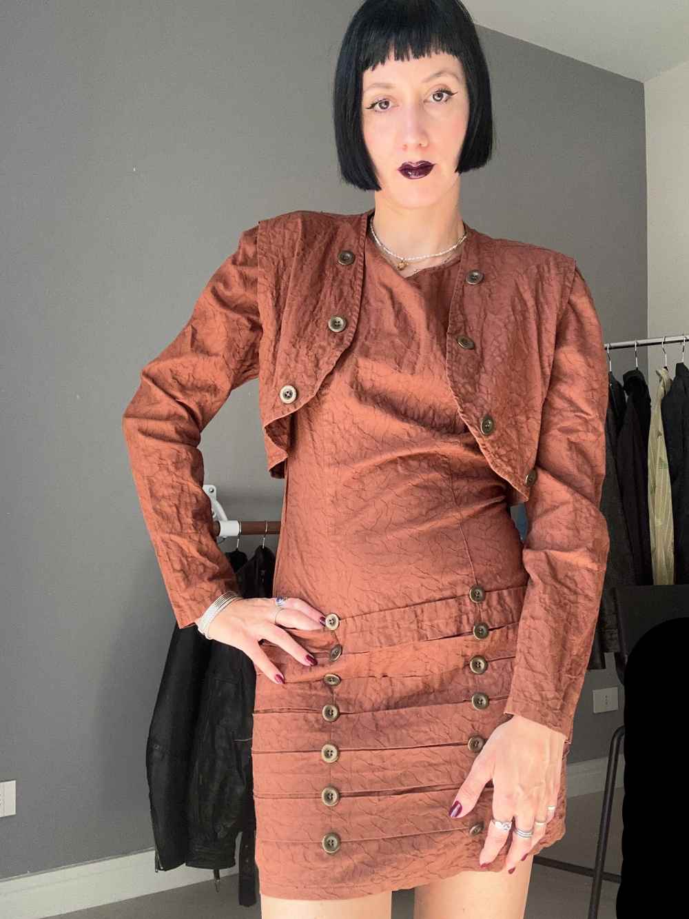 Abito marrone con gilet