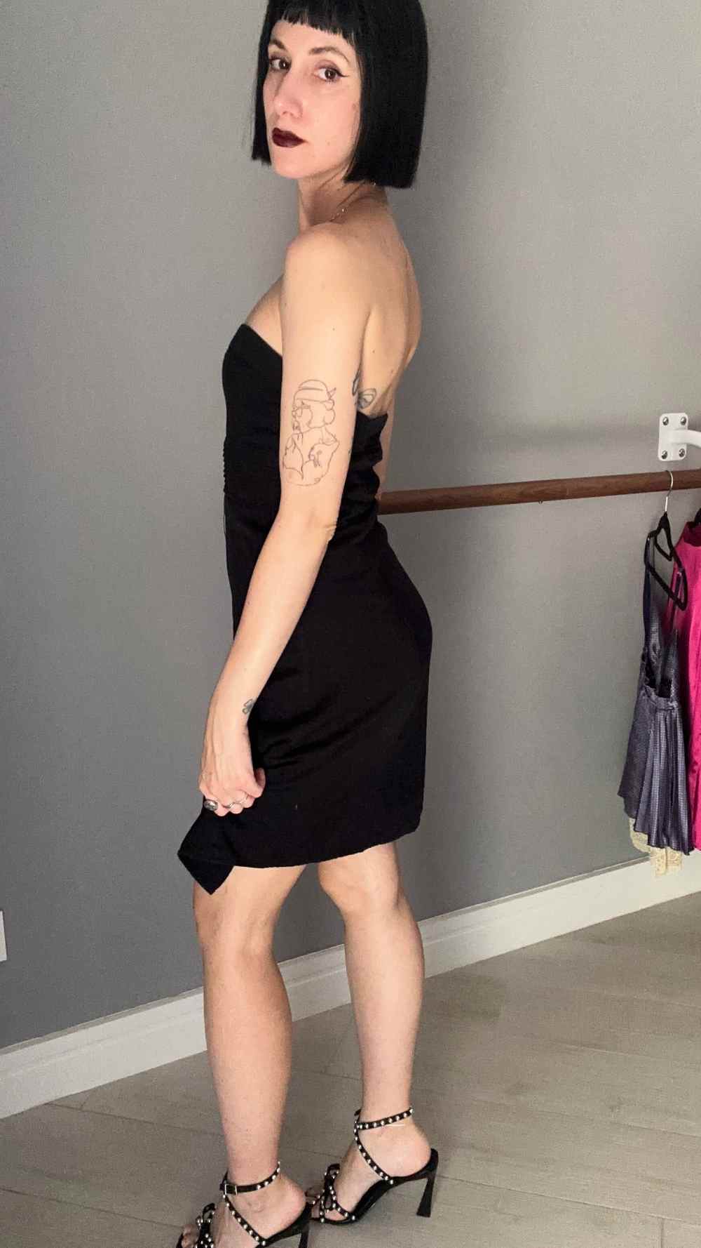 Abito nero senza spalline