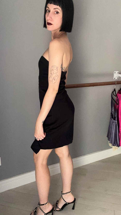 Abito nero senza spalline