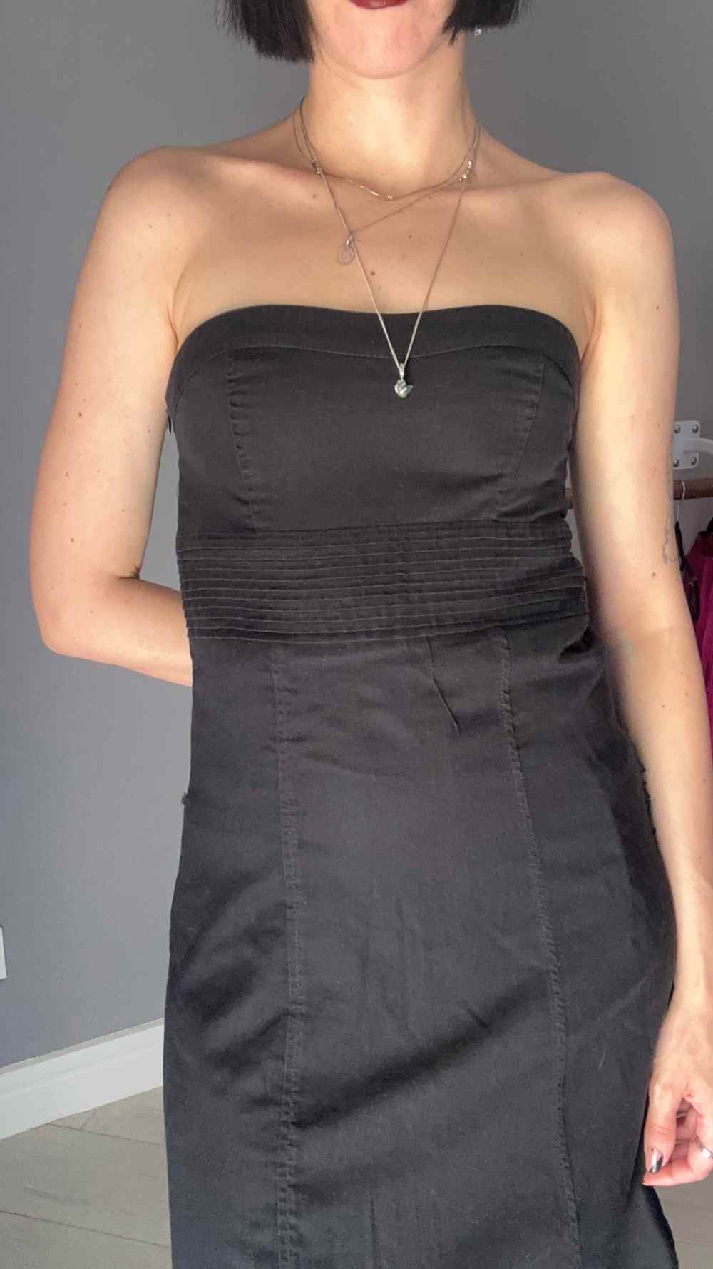 Abito nero senza spalline