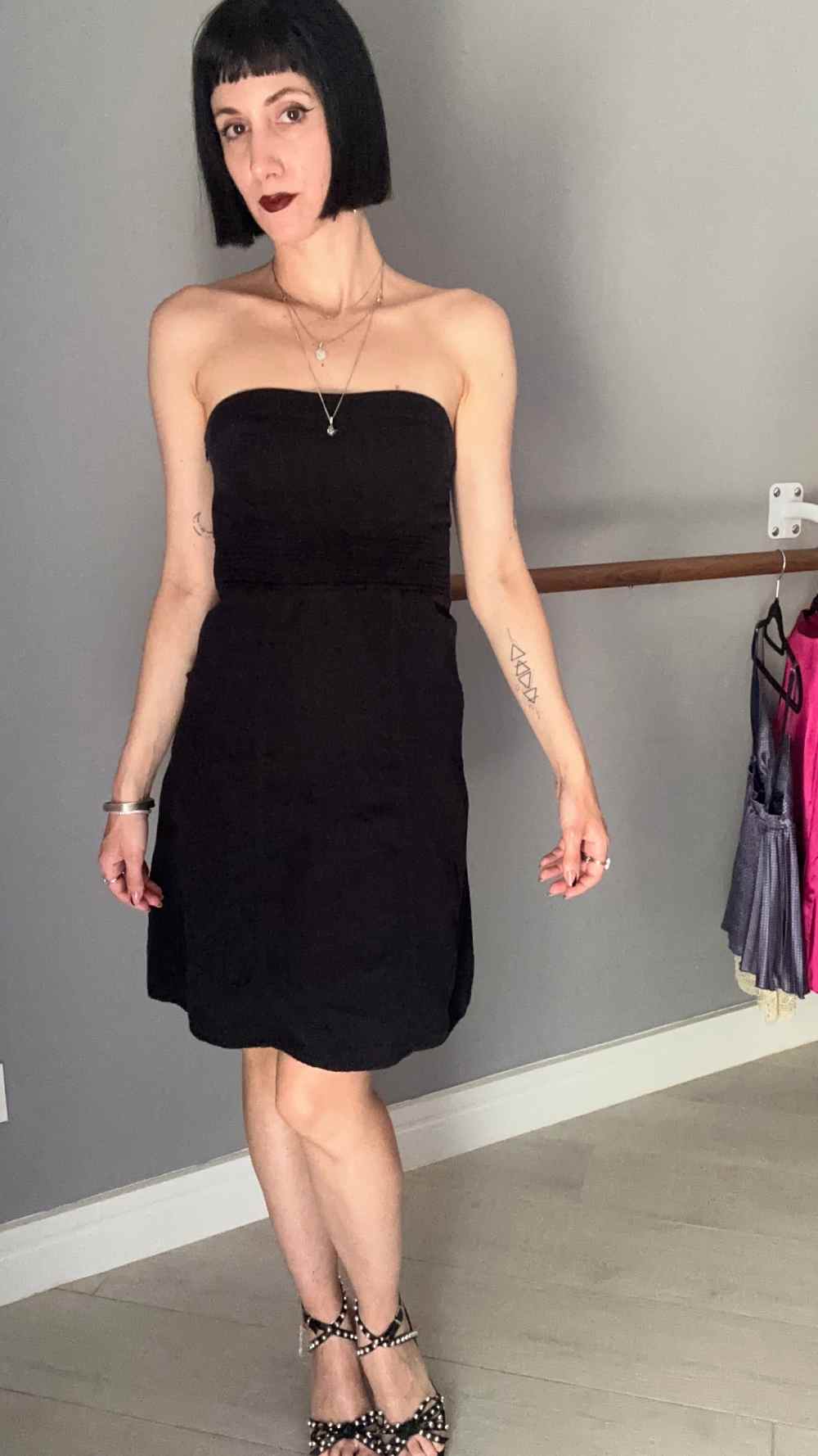 Abito nero senza spalline