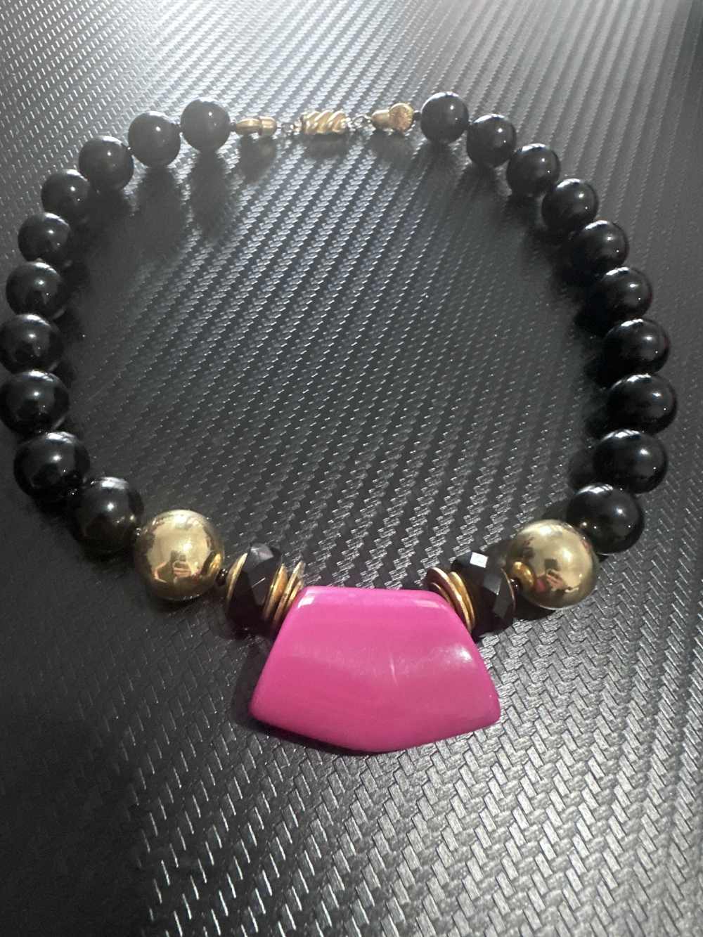 Collana con pietra fucsia