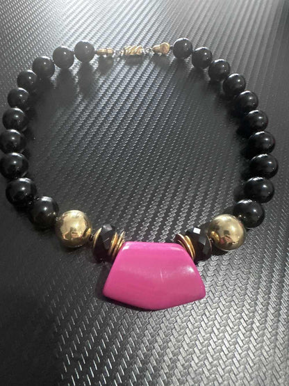 Collana con pietra fucsia