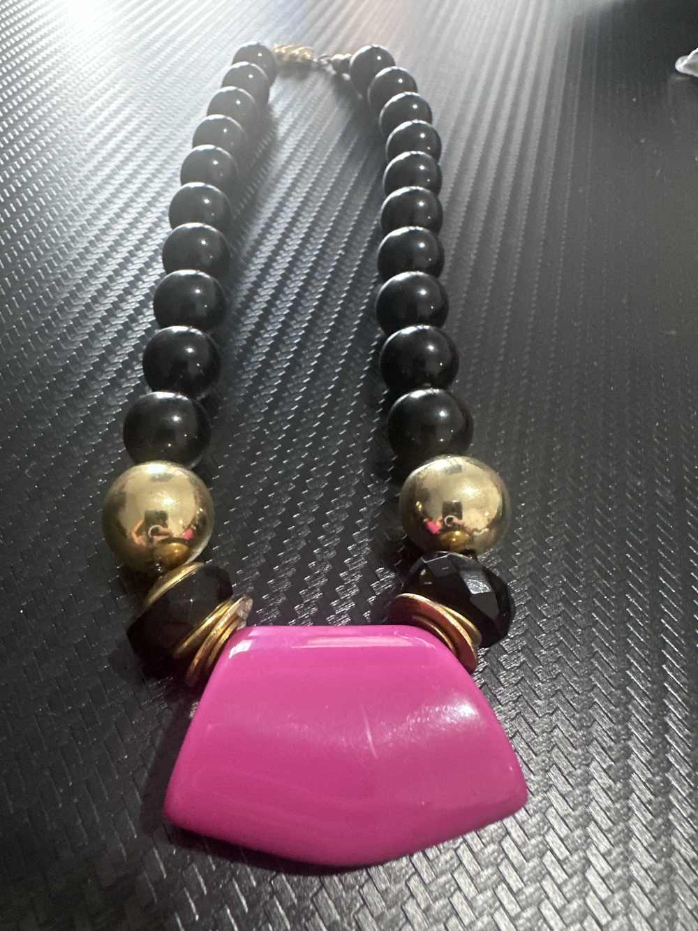 Collana con pietra fucsia