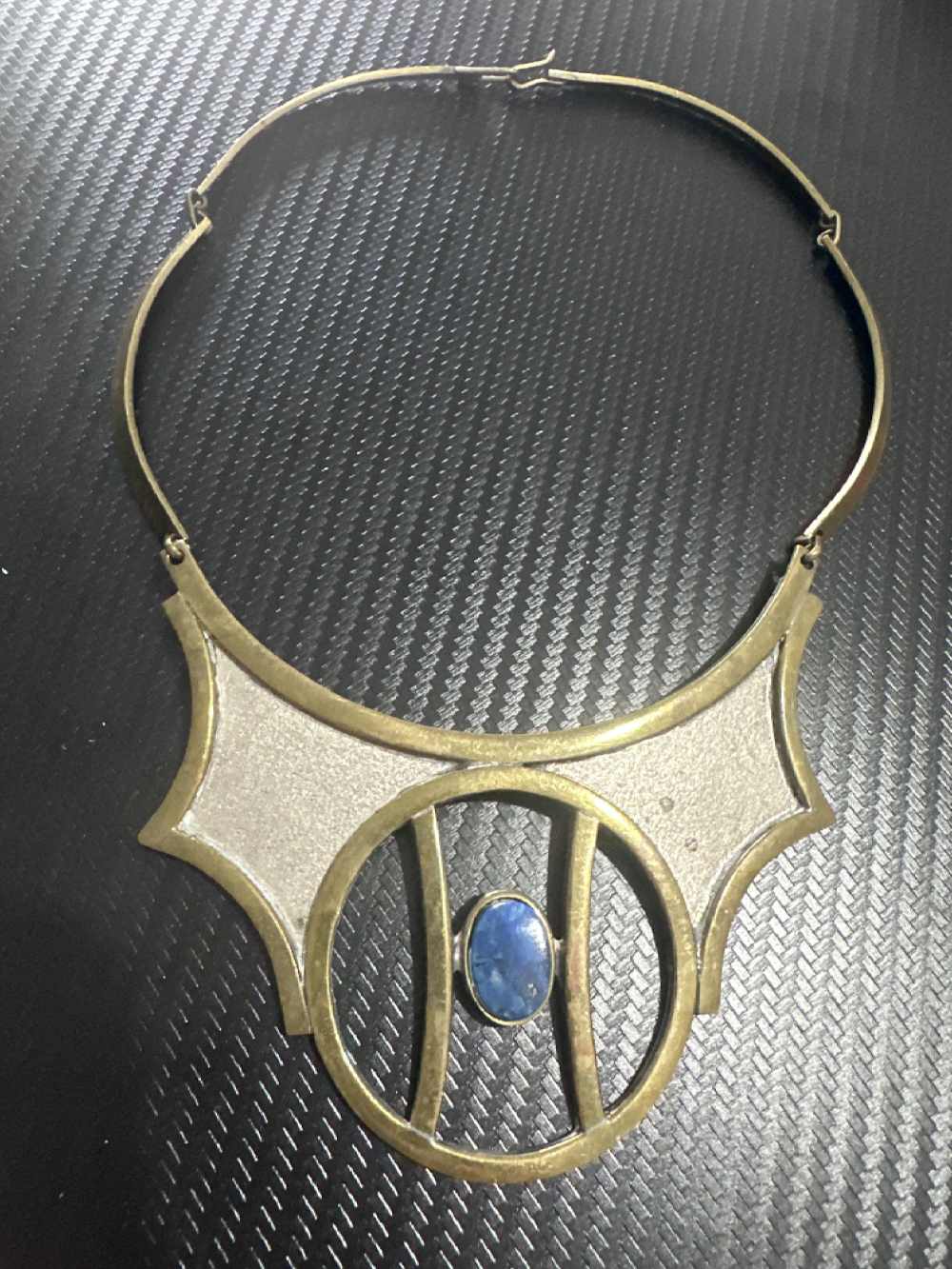 Collana rigida con pietra blu