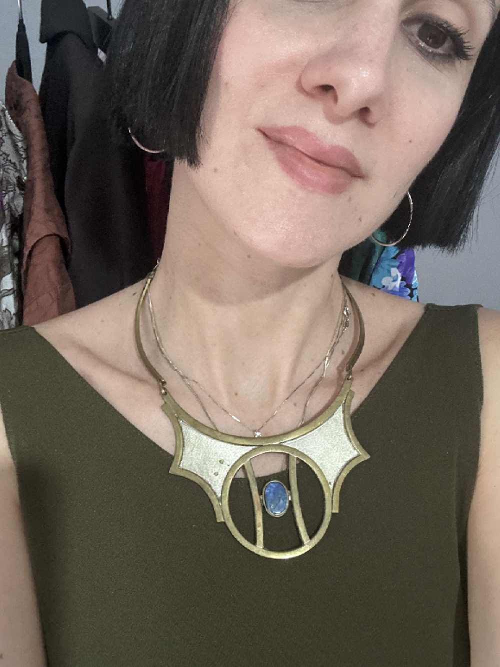 Collana rigida con pietra blu