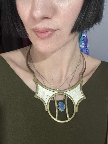 Collana rigida con pietra blu