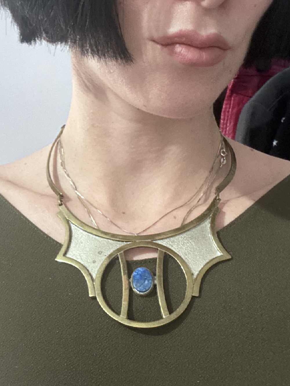 Collana rigida con pietra blu