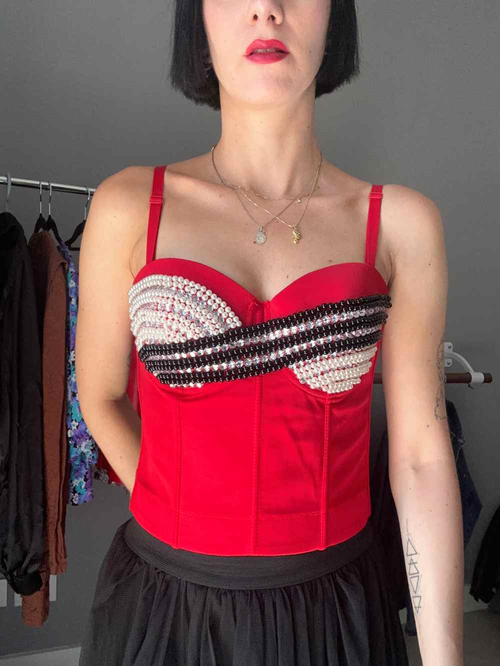 Corpetto rosso con perline