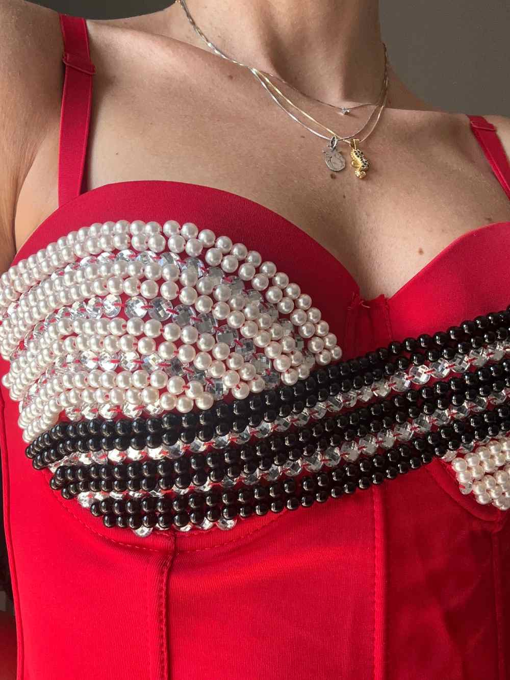Corpetto rosso con perline