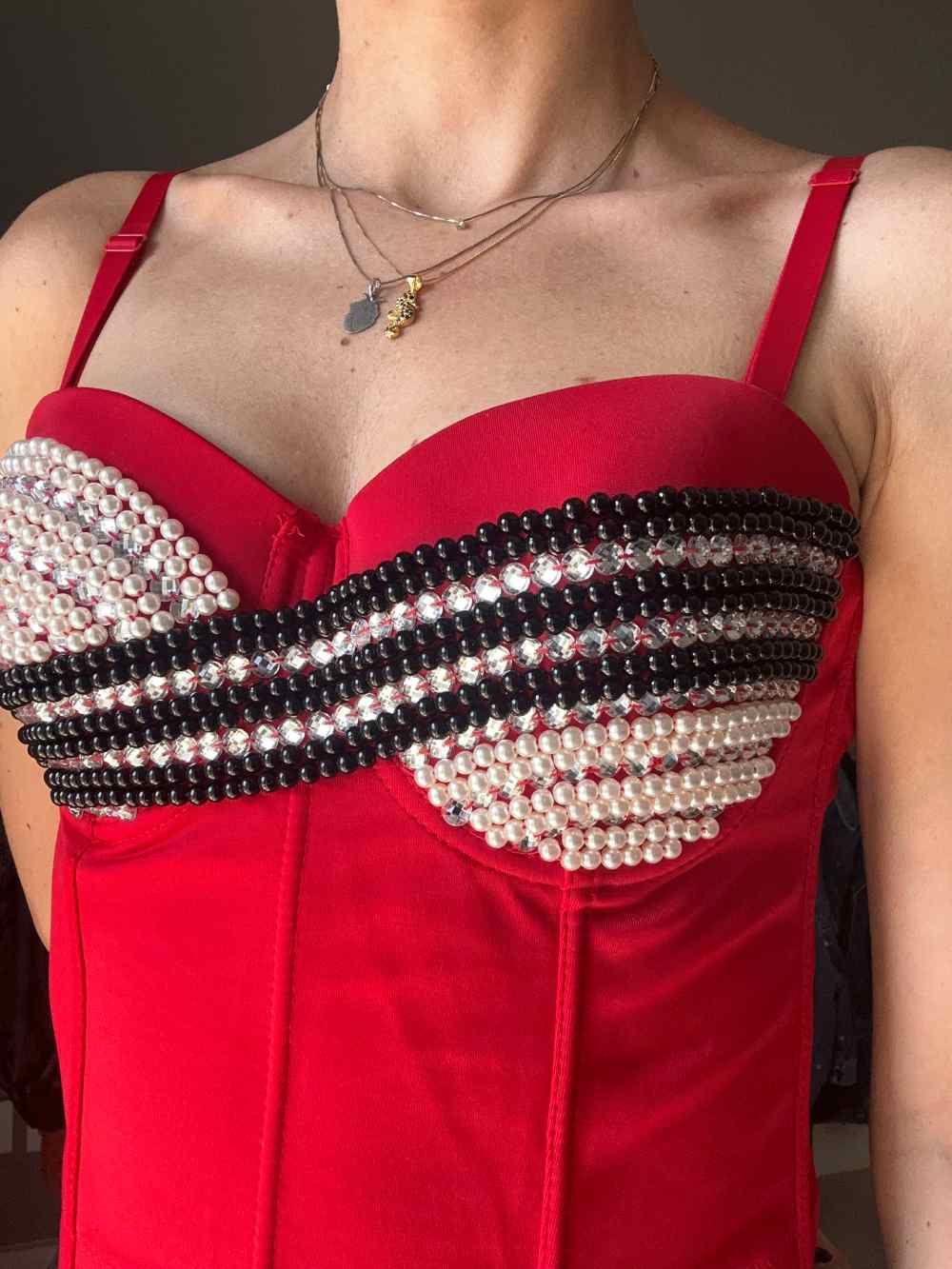 Corpetto rosso con perline