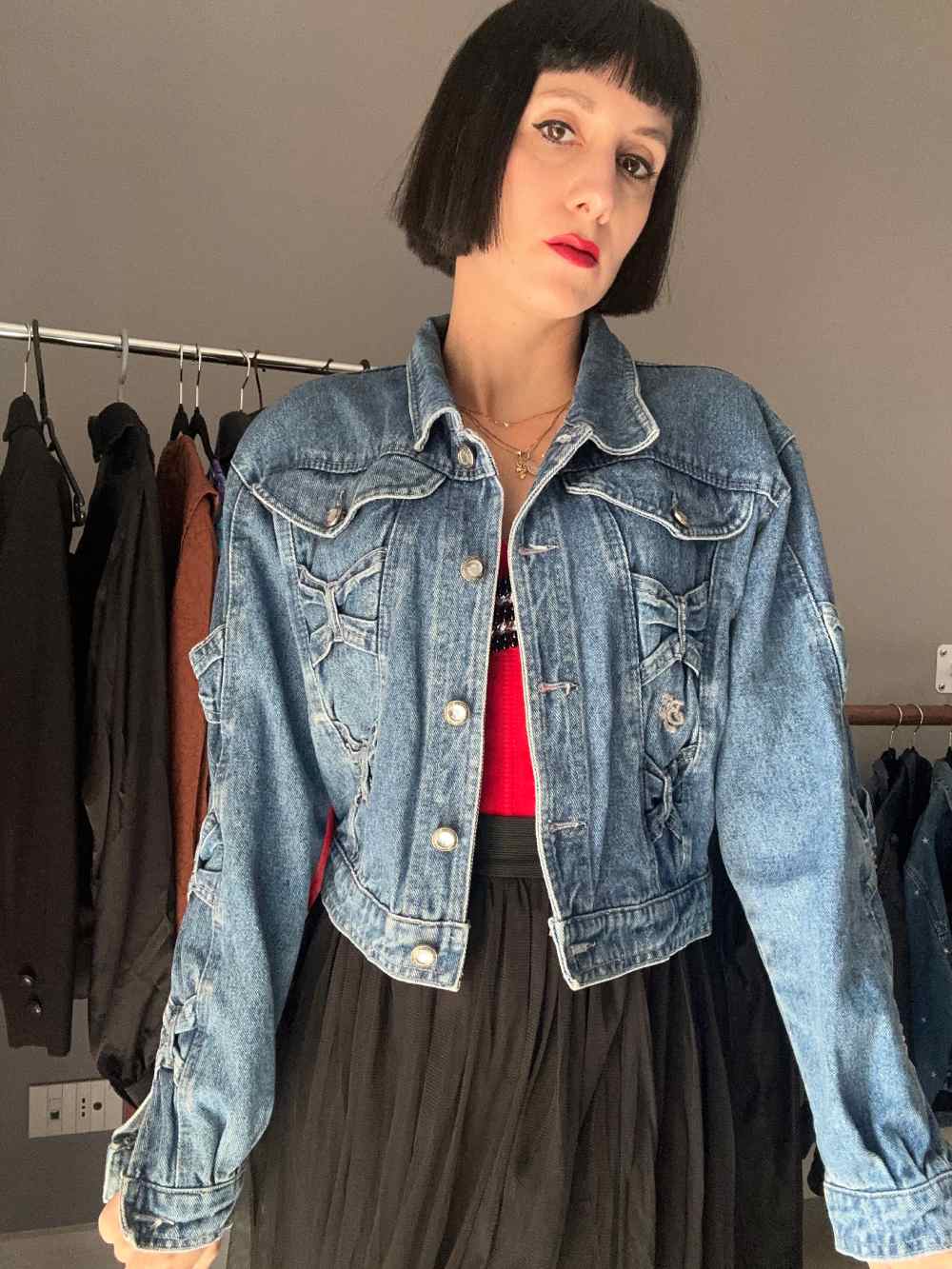 Giubbotto di jeans con fiocchetti