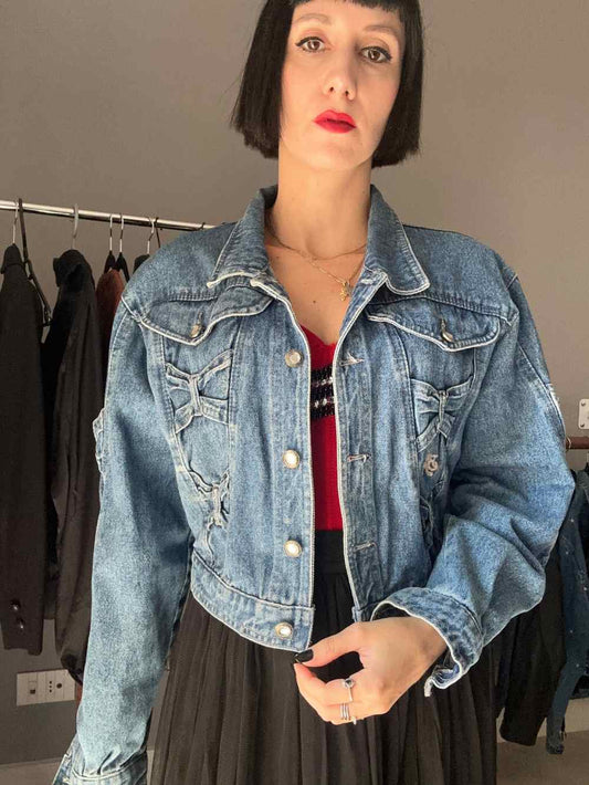 Giubbotto di jeans con fiocchetti
