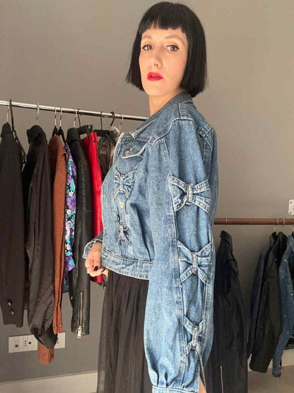 Giubbotto di jeans con fiocchetti