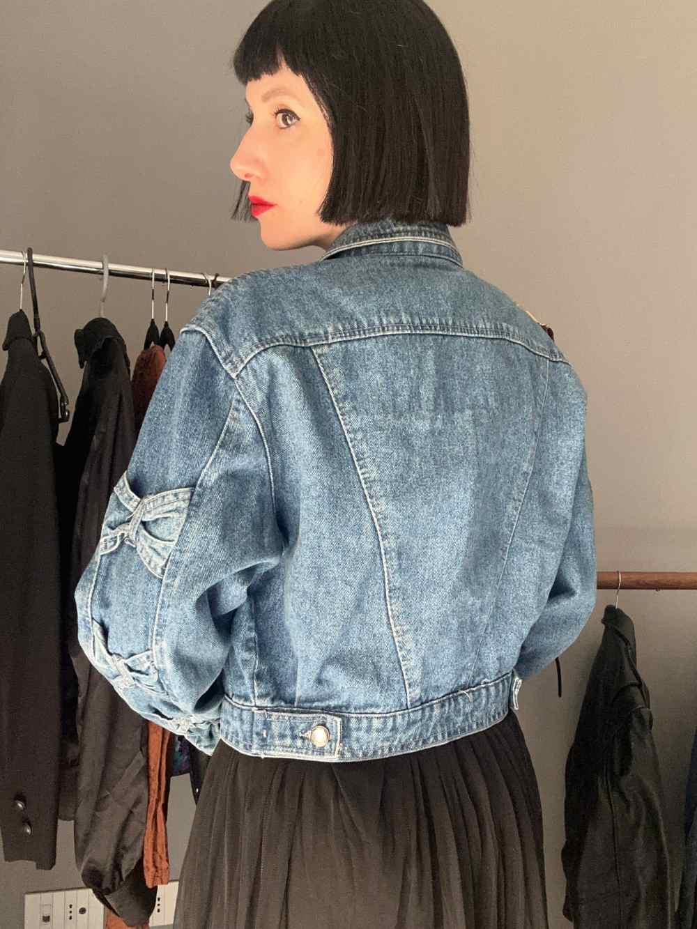 Giubbotto di jeans con fiocchetti