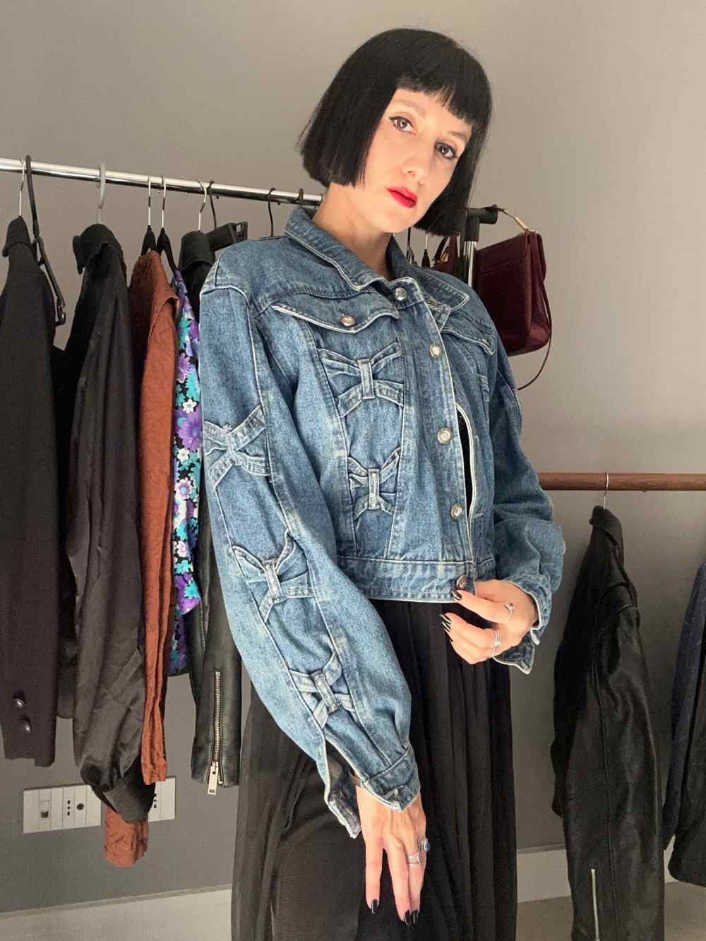 Giubbotto di jeans con fiocchetti