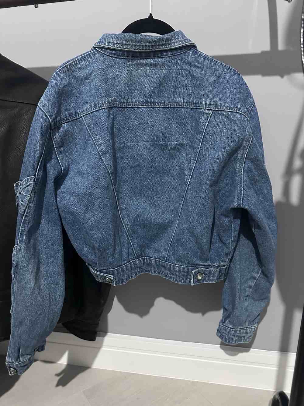 Giubbotto di jeans con fiocchetti