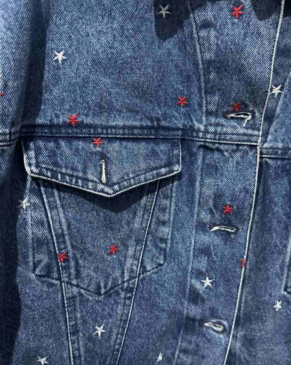 Giubbotto di jeans con stelle