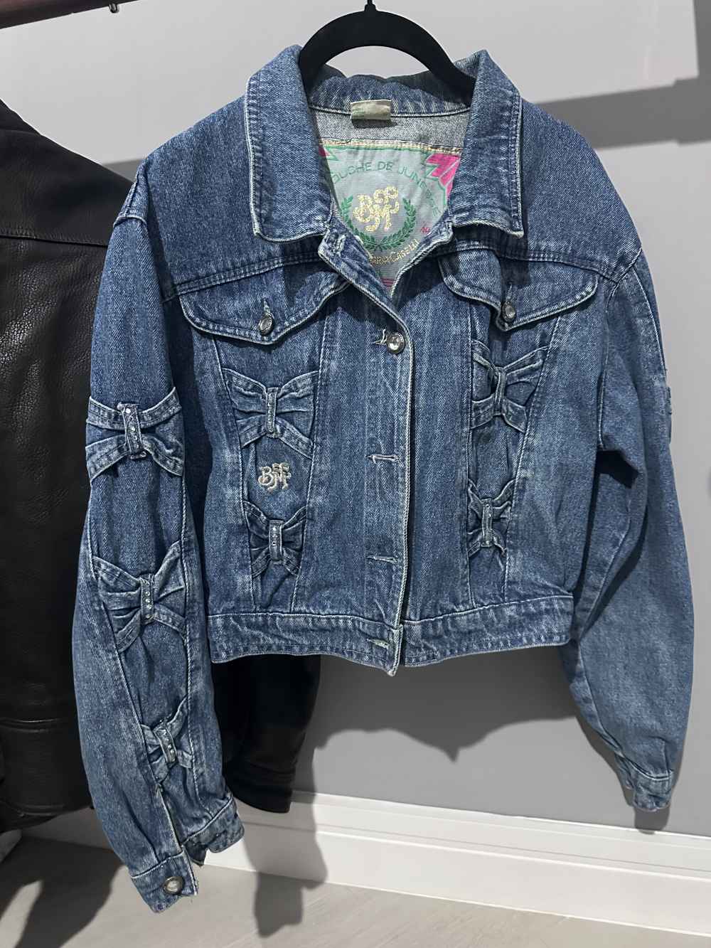 Giubbotto di jeans con fiocchetti