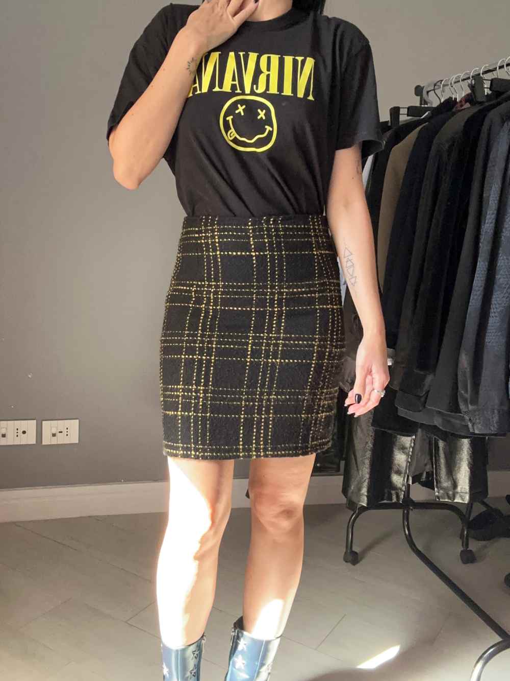 Gonna tweed nera con quadri gialli