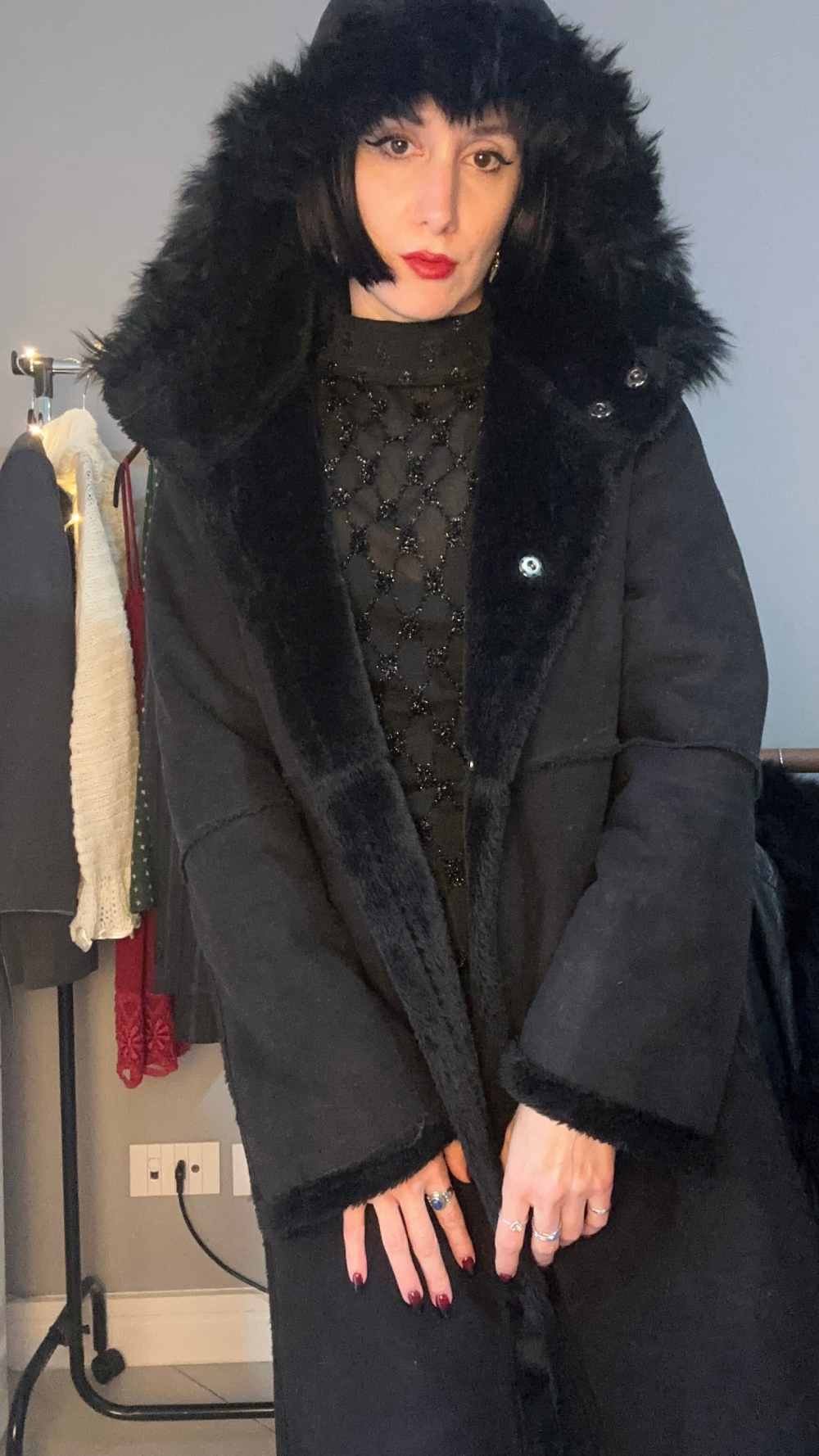 Cappotto simil montone con cappuccio