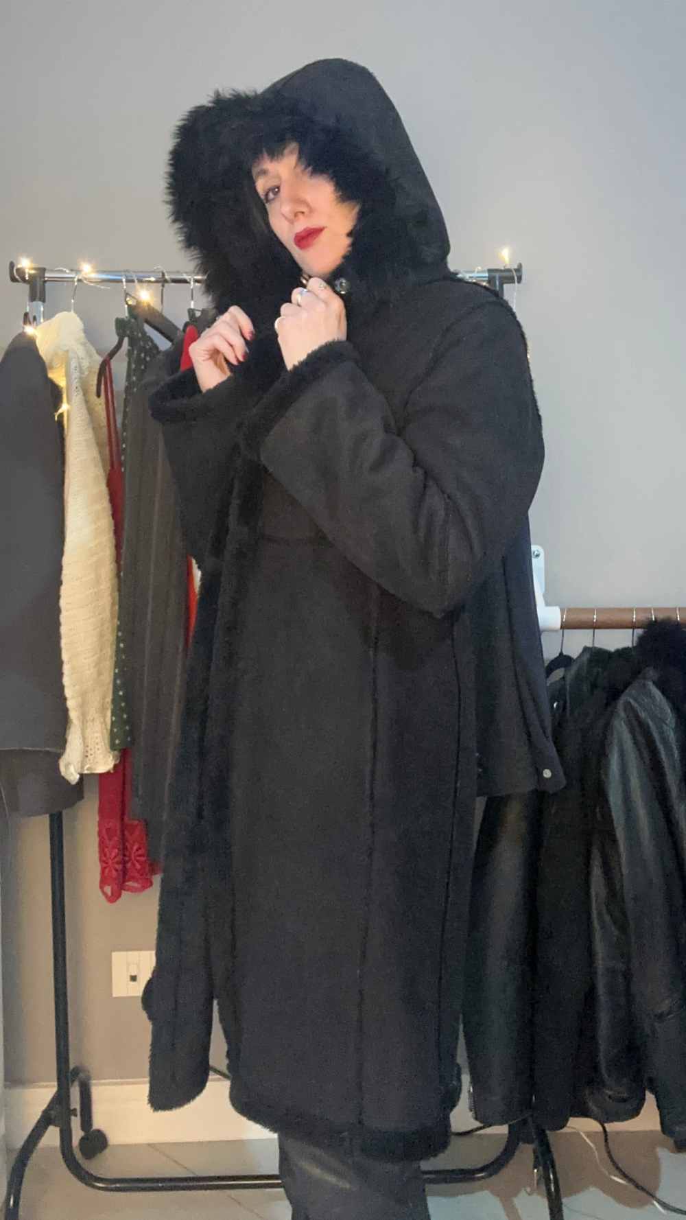 Cappotto simil montone con cappuccio