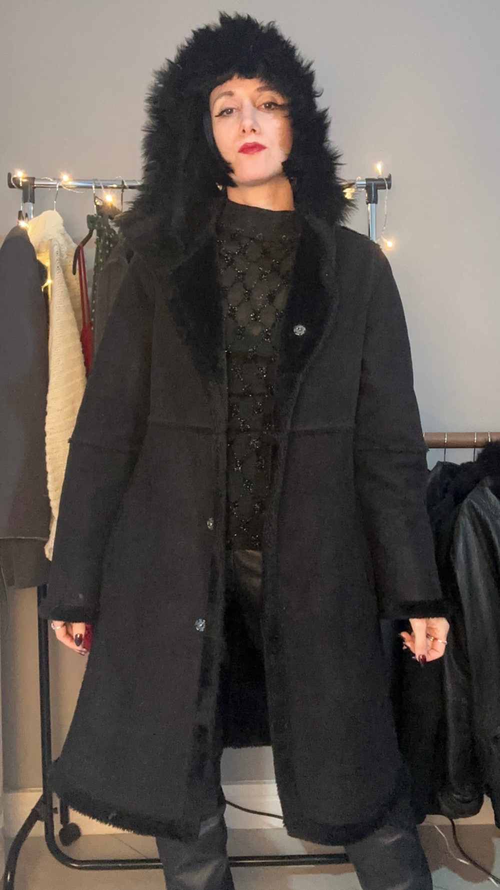 Cappotto simil montone con cappuccio