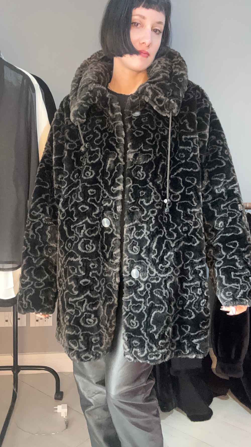 Pelliccia sintetica decorata