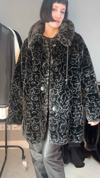 Pelliccia sintetica decorata
