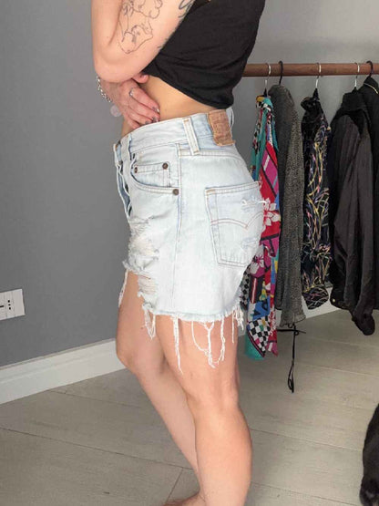 Shorts Levi’s chiaro con strappi