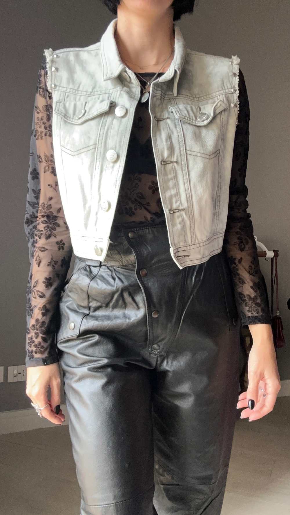 Smanicato in denim con borchie