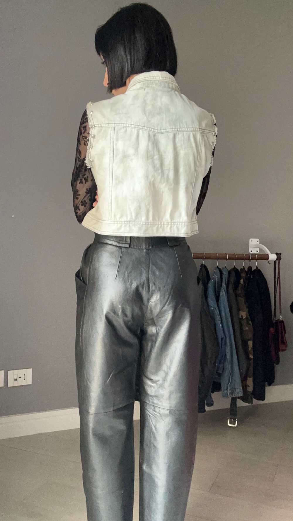 Smanicato in denim con borchie