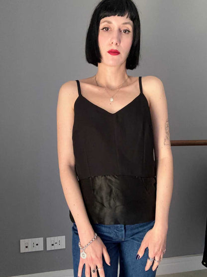 Top nero con bottoni