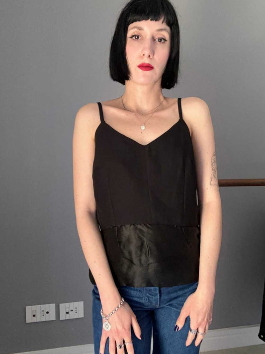 Top nero con bottoni