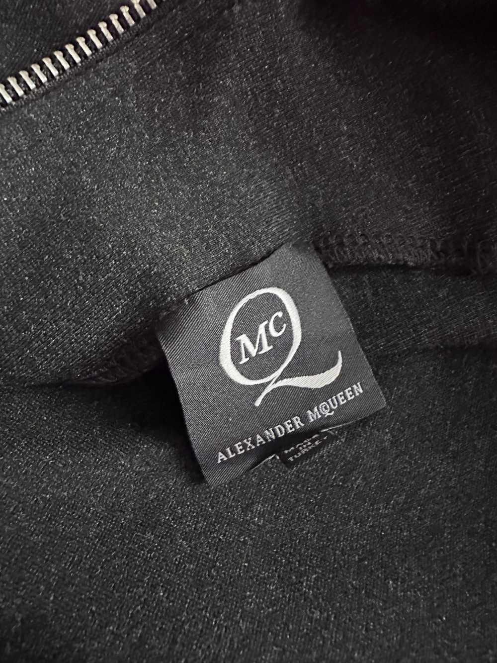 Maglietta upcycling Alexander McQueen